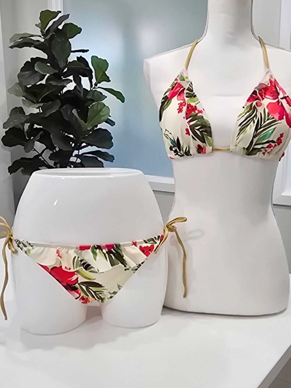 Guess ✦ Bikini Set ✦ Floral Halter Top With Gold Straps & Side Tie Bottoms S - Picture 2 of 8